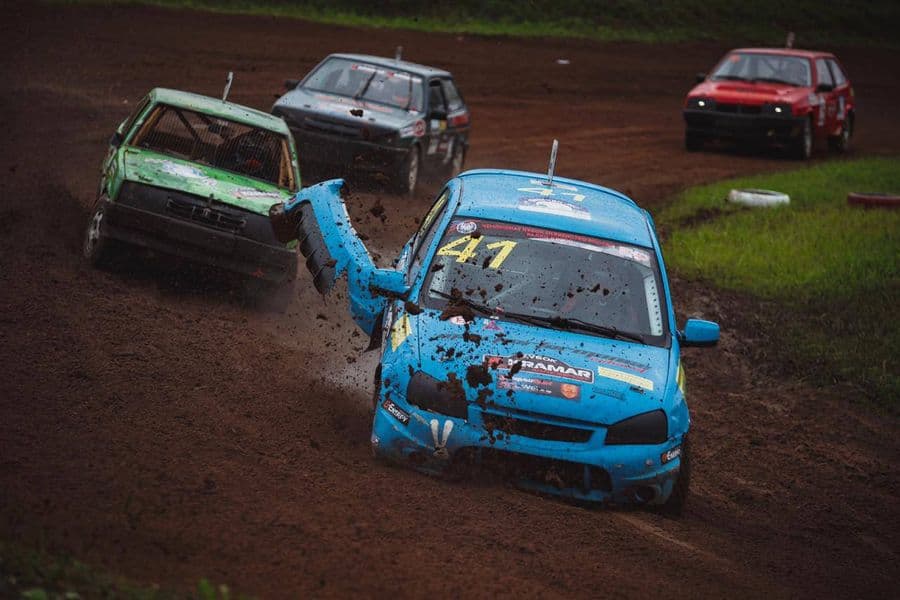Контактная борьба в автокроссе: синяя Lada №47 на грунтовой трассе