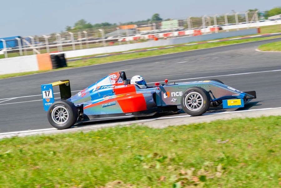 Формульный болид №17 в ливрее ПСБ на трассе ADM Raceway