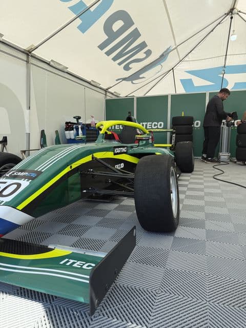 Формульный болид ITECO в техническом шатре SMP Racing