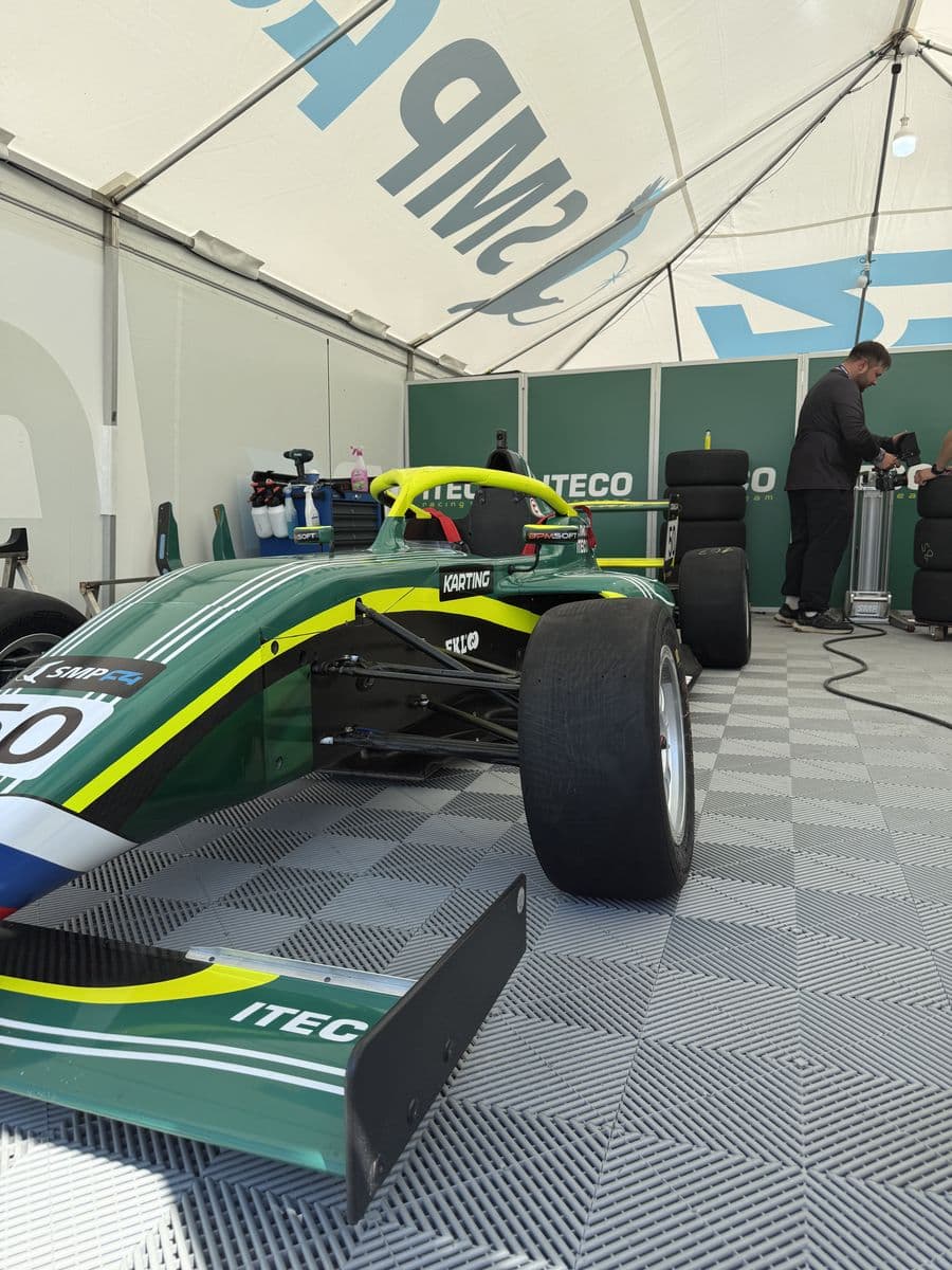 Формульный болид ITECO в техническом шатре SMP Racing