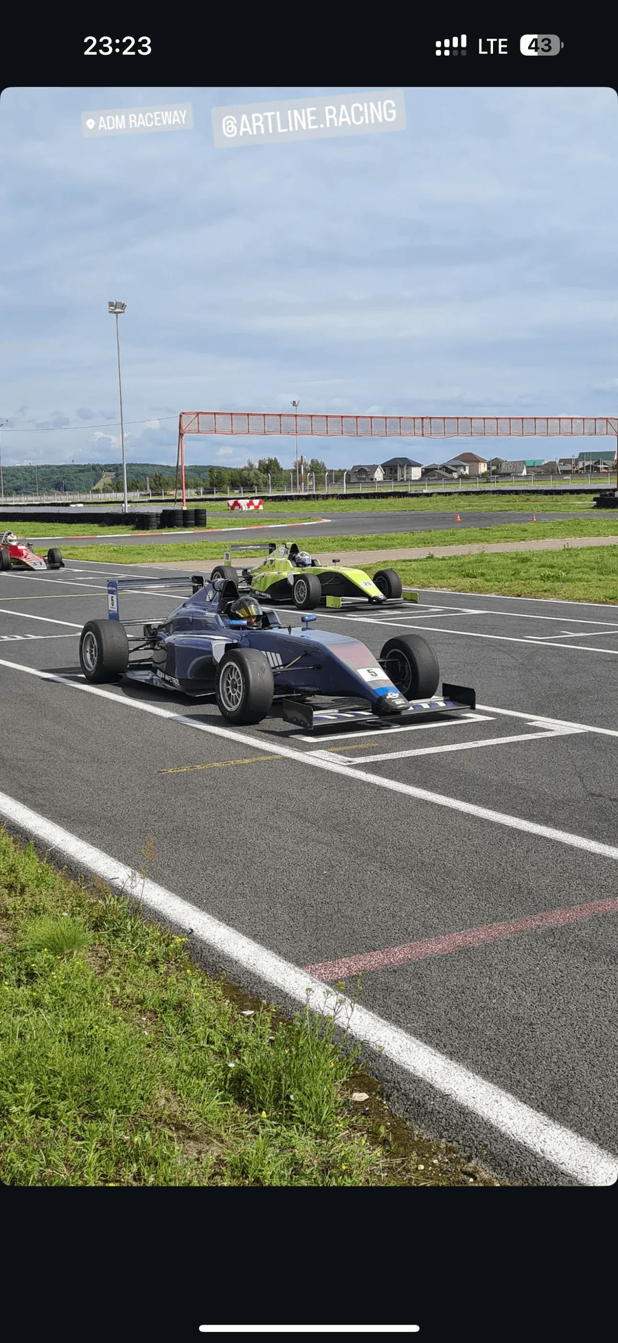 Формульные болиды на стартовой решётке ADM Raceway