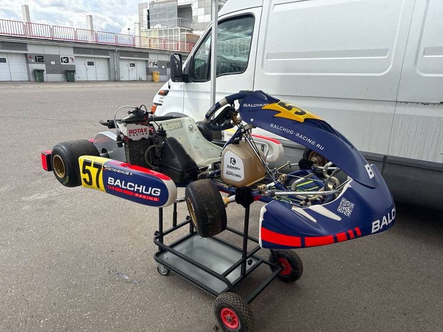 Карт №57 Balchug Racing со снятым обтекателем в паддоке
