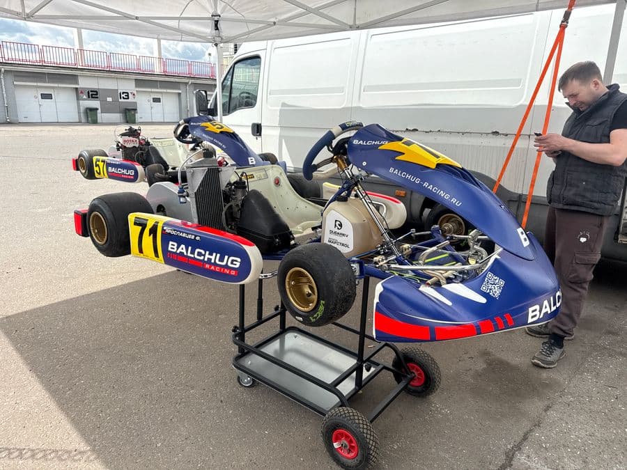 Гоночные карты Balchug Racing в паддоке перед заездом