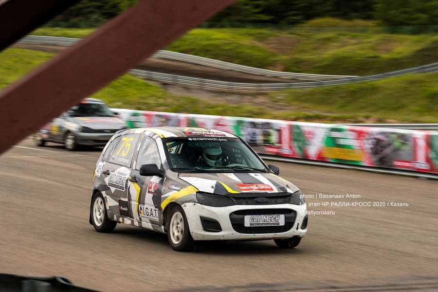 Раллийная Lada Kalina на этапе чемпионата России по ралли-кроссу в Казани, 2020