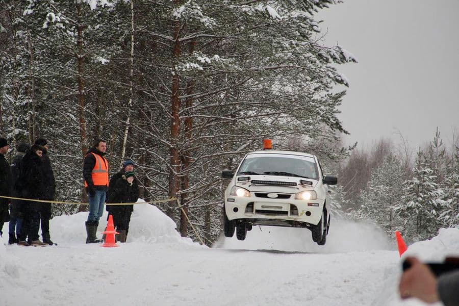 Раллийная Lada Kalina в прыжке на зимнем спецучастке