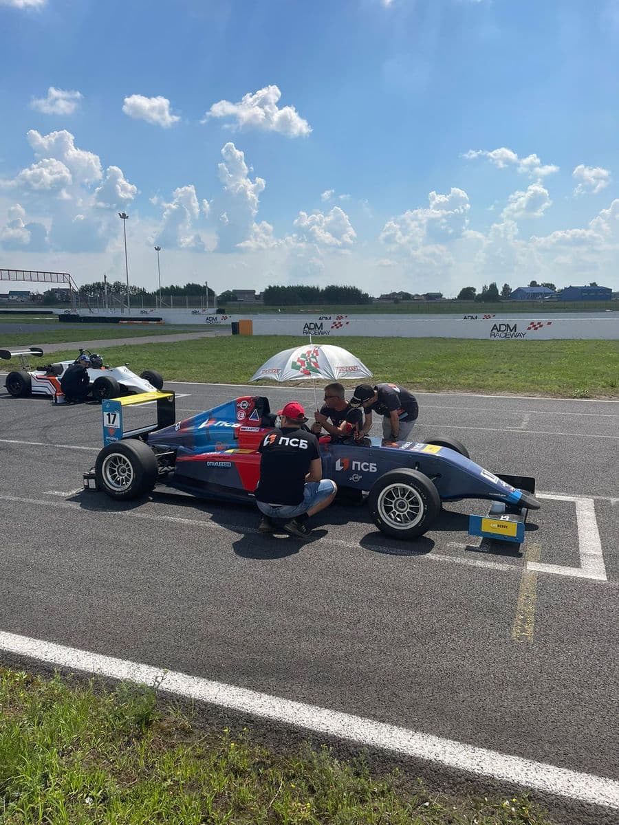 Механики готовят формульный болид ПСБ в паддоке ADM Raceway
