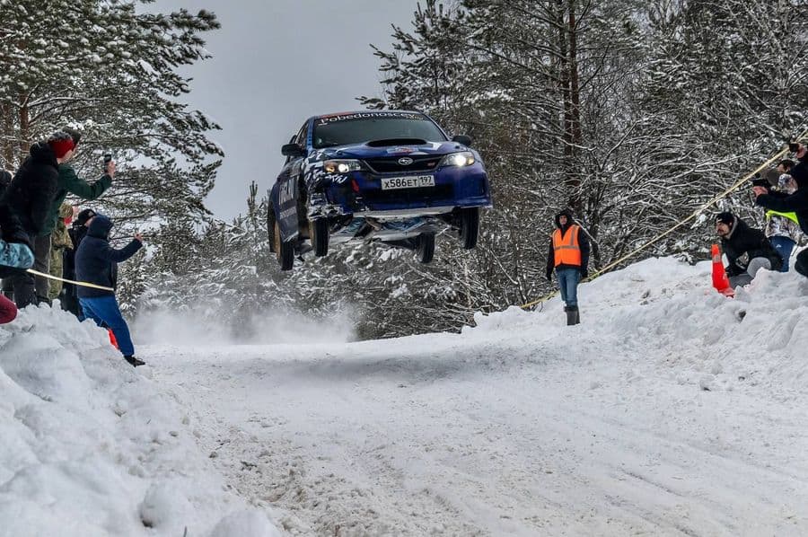 Subaru Impreza WRX STI в прыжке на заснеженном спецучастке ралли
